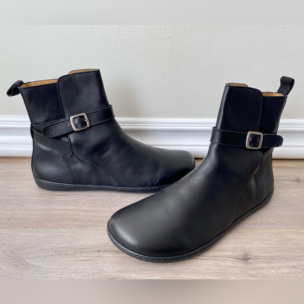 Brand-new Zaqq Riquet Unisex Barefoot Black Leather Buckle Boot (Size 43)